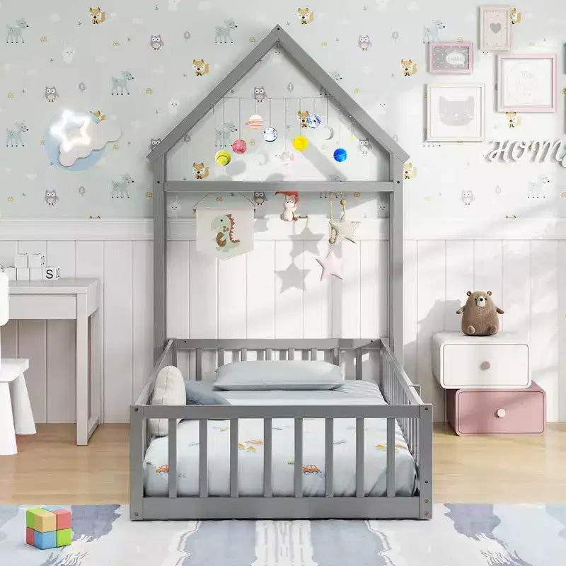Letto a capanna a pavimento, misura twin, con testiera a forma di casetta e appendiabiti, senza doghe, grigio/beige/rosa/bianco
