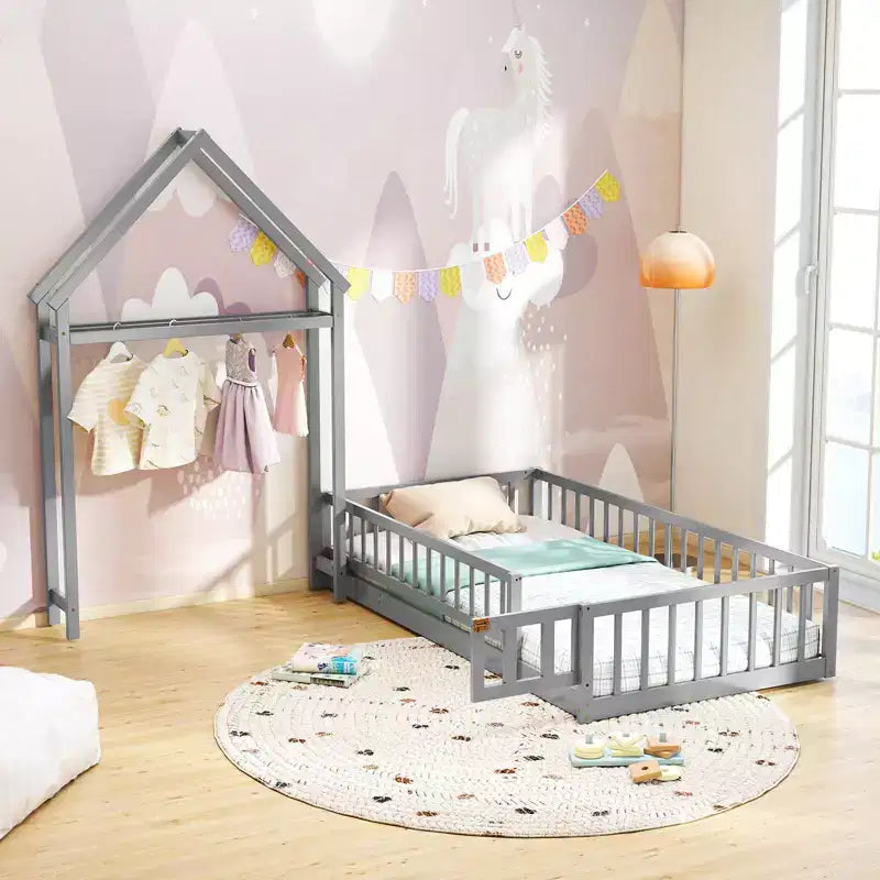 Letto a capanna a pavimento, misura twin, con testiera a forma di casetta e appendiabiti, senza doghe, grigio/beige/rosa/bianco