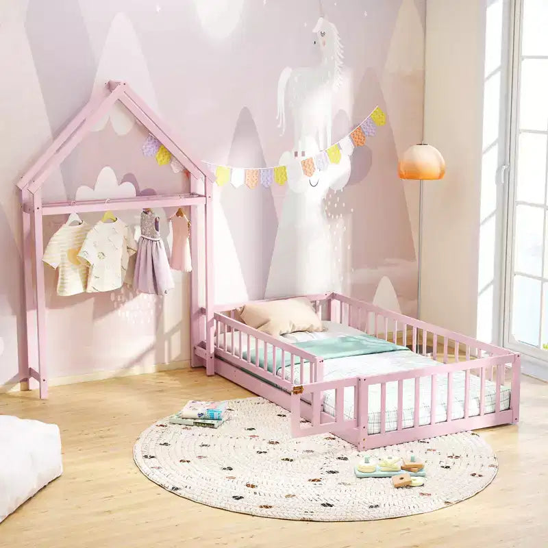 Letto a capanna a pavimento, misura twin, con testiera a forma di casetta e appendiabiti, senza doghe, grigio/beige/rosa/bianco