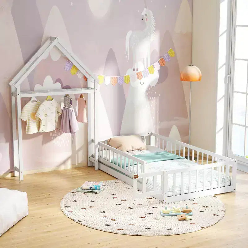 Letto a capanna a pavimento, misura twin, con testiera a forma di casetta e appendiabiti, senza doghe, grigio/beige/rosa/bianco