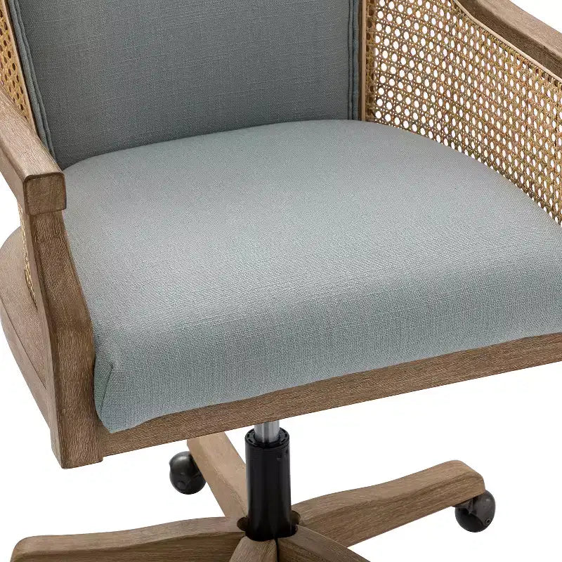 Sedia da lavoro girevole con braccioli in rattan e cuscino in misto lino naturale e schiuma | ARTFUL LIVING DESIGN