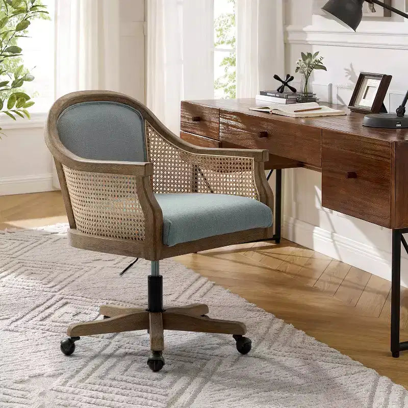 Sedia da lavoro girevole con braccioli in rattan e cuscino in misto lino naturale e schiuma | ARTFUL LIVING DESIGN
