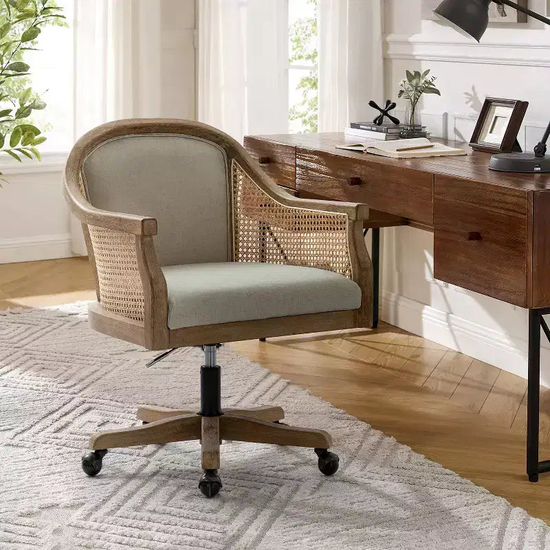 Sedia da lavoro girevole con braccioli in rattan e cuscino in misto lino naturale e schiuma | ARTFUL LIVING DESIGN